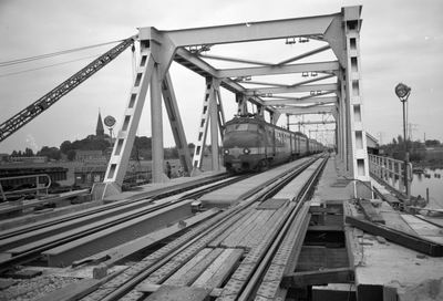 168248 Afbeelding van een trein bestaande uit electrische treinstellen mat. 1954 op de nieuwe spoorbrug over de ...